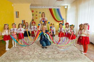 Діти та вихователі групи старшого дошкільного віку № 3
