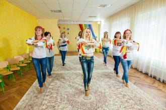 Танок працівників закладу